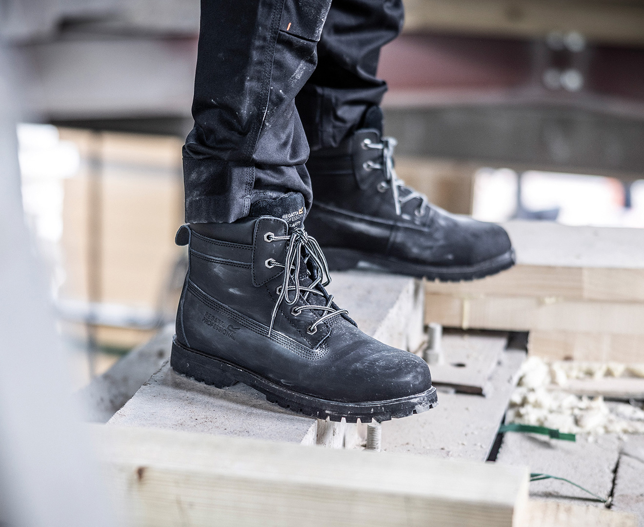 EXPERT S1P SAFETY BOOT lifestyle shot