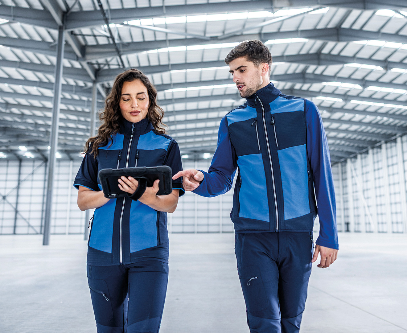 E-VOLVE 2-LAYER SOFTSHELL BODYWARMER lifestyle shot