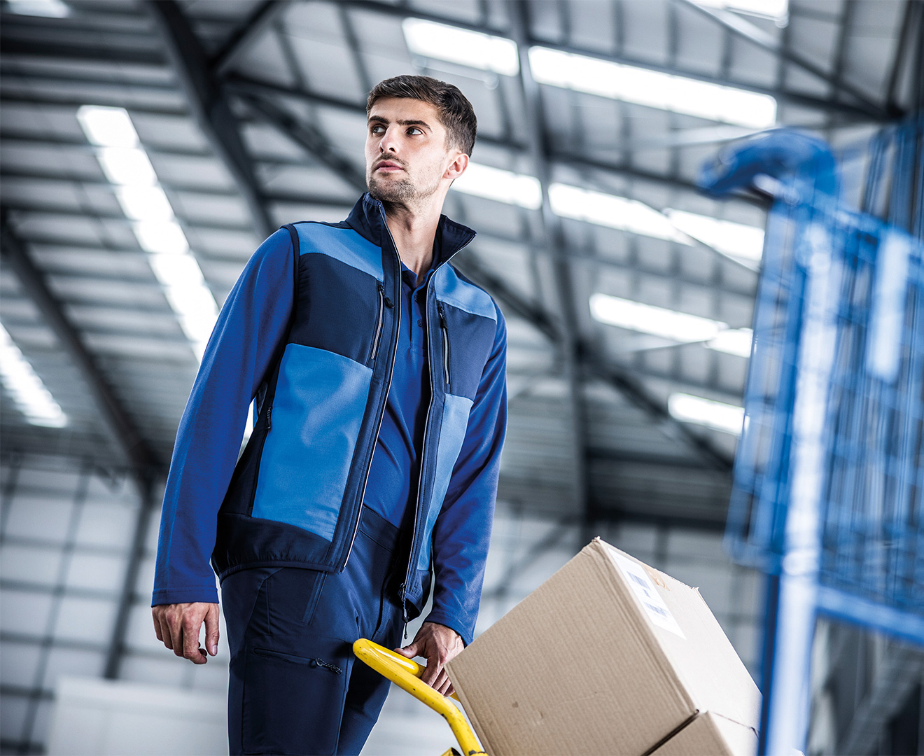 E-VOLVE 2-LAYER SOFTSHELL BODYWARMER lifestyle shot